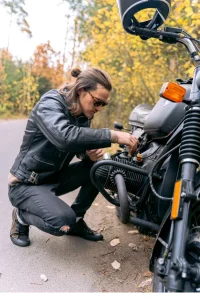 Motorrad, welches nicht startet, wird versucht auf der Straße selbst zu reparieren