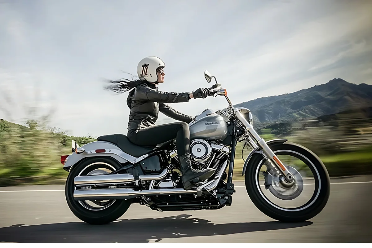 Eine Frau macht mit einer Harley Davidson eine Tour übers Land
