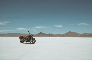 Ein Motorrad in der großen Salzwüste in Utah - für den Film Mit Herz und Hand 2005