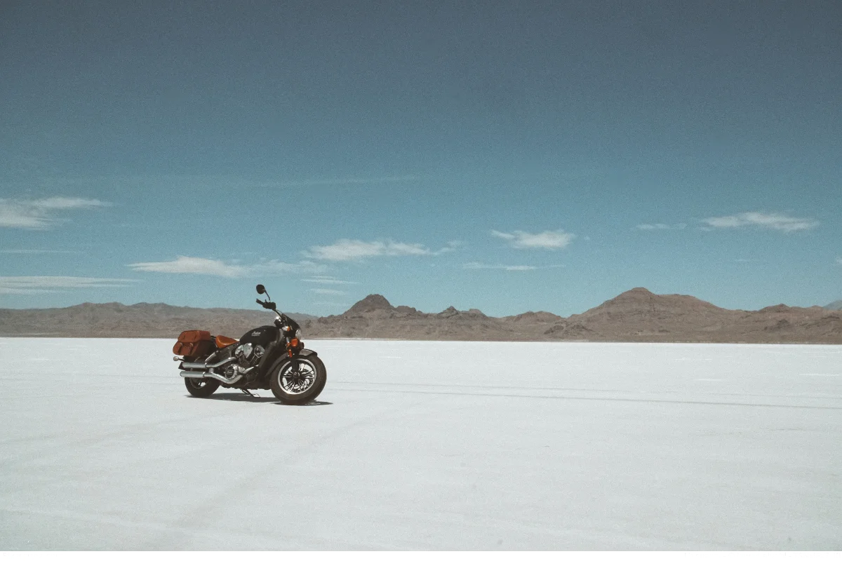 Ein Motorrad in der großen Salzwüste in Utah - für den Film Mit Herz und Hand 2005