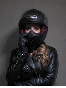 Eine Frau trägt einen Motorradhelm. Motorradhelme dienen der Sicherheit. Stil und Design dürfen dennoch nicht zu kurz kommen.