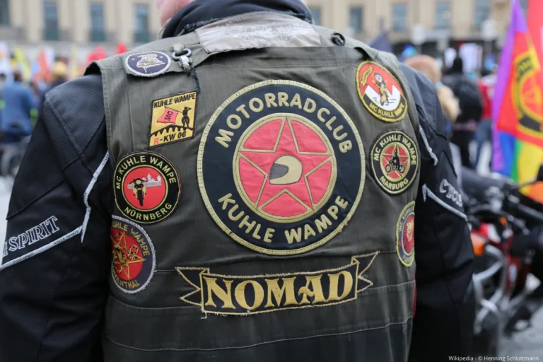 Foto der Kutte des Motorradclubs Kuhle Wampe. Urheber des Fotos ist Henning Schlottmann