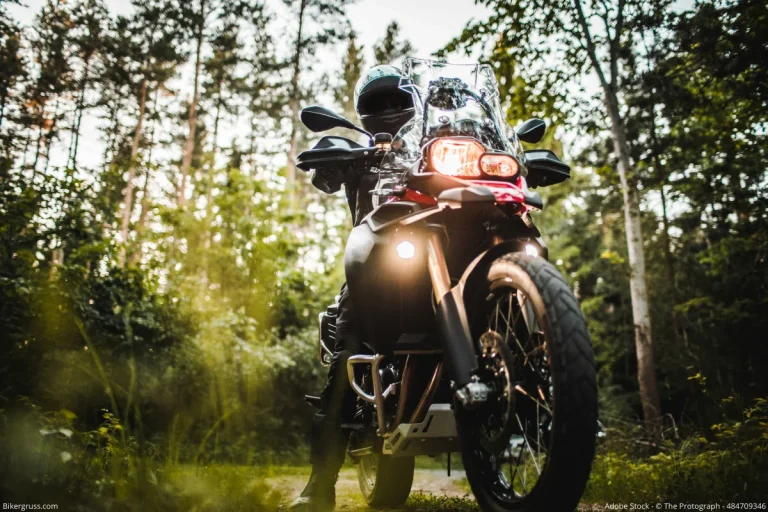 Aus dem Artikel Adventure Motorradtypen ein Enduro in der Wildnis