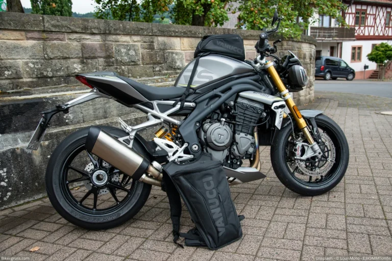 Zum Artikel Allround Motorradtypen das Headerbild des Naked Bike Triumph Speed Triple 1200 RR