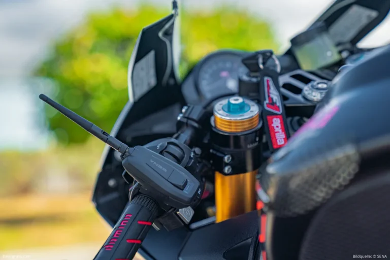 Der Sena +MESH Adapter wird einfach am Motorradlenker befestigt und ermöglicht die Nutzung der Mesh-Technologie mit Deinem Sena-Headset.