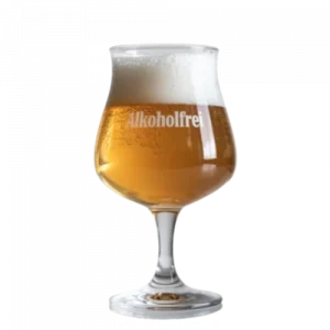 Ein Glas Alkoholfreies Weizenbier Kristallweizen, ideal für Biker. Das Bild zeigt das kristallklare, goldgelbe Bier mit weißem Schaum und der Alkoholfrei-Kennzeichnung auf einem weißen Hintergrund.