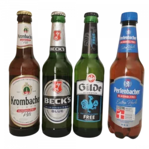Vier alkoholfreie Biere aufgereiht: Krombacher Alkoholfrei, Beck’s Blue, Gilde Free und Perlenbacher von Lidl – perfekte Auswahl für genussvolle, sichere Motorradtouren.