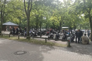 Motorradtreffen Steinhuder Meer: Parkplatz mit mehreren Motorrädern bei gutem Wetter