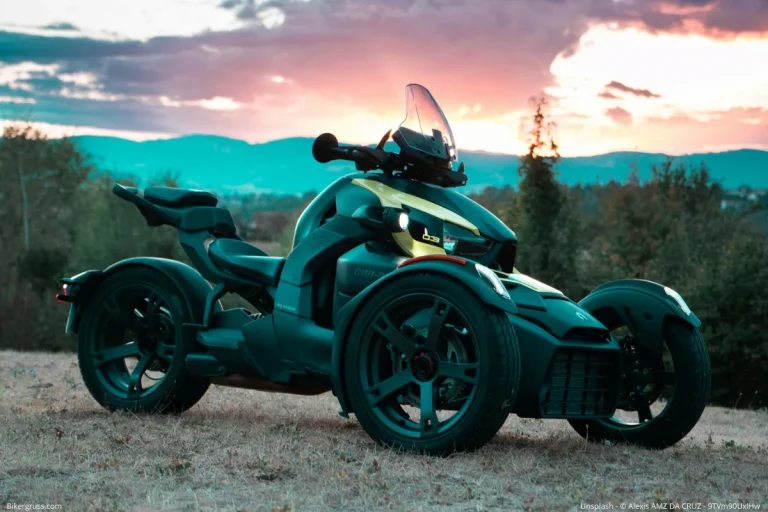 Ein Can-Am Ryker 900 in dynamischer Fahrposition, das innovative Dreirad-Motorrad oder Trike, das für urbanes Abenteuer und grenzenlose Freiheit auf drei Rädern steht.