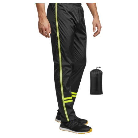 Ein Mann in sehr dünner Regenhose mit gelben Warnstreifen, daneben ein winziger schwarzer Beutel, der die Hose aufnehmen kann.