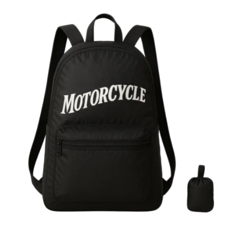 Ultradünner, leichten Rucksack aus Nylon oder Polyester; daneben ein winziger Beutel, der die extreme Packbarkeit des Rucksacks demonstriert.