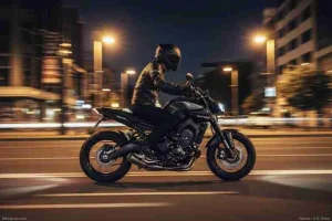 Yamaha MT-09 Hyper Naked Bike bei Nacht, von einem Motorradfahrer auf einer beleuchteten Stadtstraße gefahren, mit verschwommenem Hintergrund