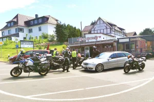 Idyllisches Café „Auf dem Ith“ Bikertreff, umgeben von geparkten Motorrädern unter einem strahlend blauen Himmel, bereit für die nächste Weserbergland-Tour.