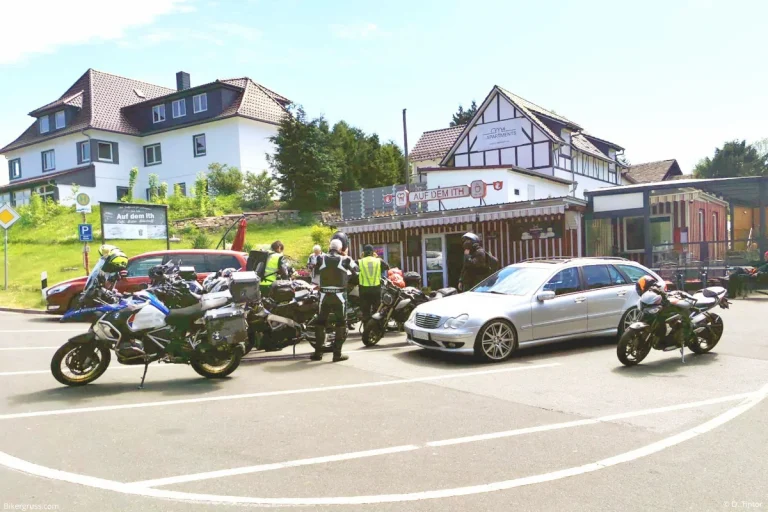 Idyllisches Café „Auf dem Ith“ Bikertreff, umgeben von geparkten Motorrädern unter einem strahlend blauen Himmel, bereit für die nächste Weserbergland-Tour.