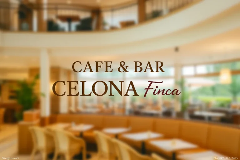 Modernes, helles Café-Interieur mit stylischen Möbeln und mehrstöckigem Design, darüber der Schriftzug CAFE & BAR CELONA Finca als idealer Bikertreff.