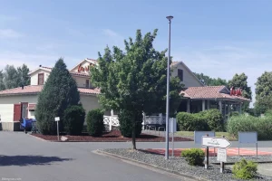 Cafe Del Sol Garbsen Gebäude an einem sonnigen Sommertag, umgeben von der Außenanlage.