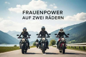 Drei attraktive Frauen fahren Motorrad auf einer malerischen Straße am See unter strahlendem Sonnenschein, mit dem Text 'FRAUENPOWER AUF ZWEI RÄDERN'. Ein Bild für die Leidenschaft von Frauen & Motorrad.