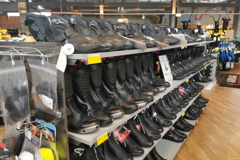 Motorradschuhe Arten in großer Auswahl: Ein Geschäft zeigt vielfältige Modelle für jeden Fahrstil