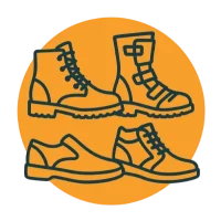 Outline-Grafik mit verschiedenen Motorradschuh-Typen, z. B. Sneaker, Stiefel und Halbschuh – passend zum Artikel Motorradschuhe Arten