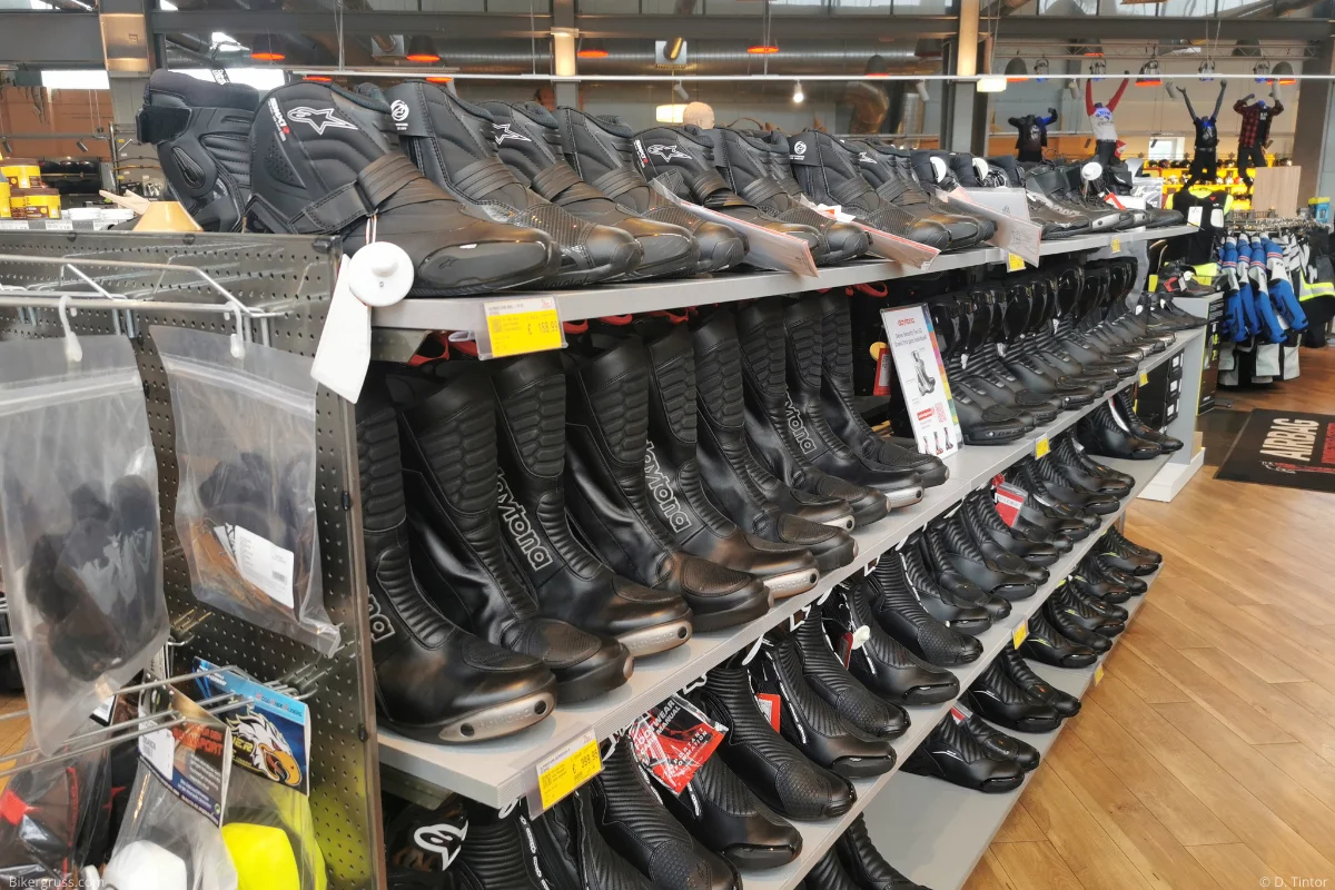 Motorradschuhe Arten in großer Auswahl: Ein Geschäft zeigt vielfältige Modelle für jeden Fahrstil