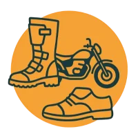 Symbolbild mit Motorradschuhen und Motorradsymbolen – zeigt die Vielfalt der Motorradschuhe Einsatzbereiche