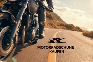 Motorradschuhe kaufen: Ein Paar hochwertige Motorradstiefel auf den Fußrasten eines Motorrads, mit unscharfer Straße im Hintergrund. Der Text "Motorradschuhe kaufen" ist markant im Bild platziert