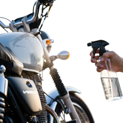 Sprühflasche mit Spinnenabwehrmittel wird auf Motorrad gesprüht.